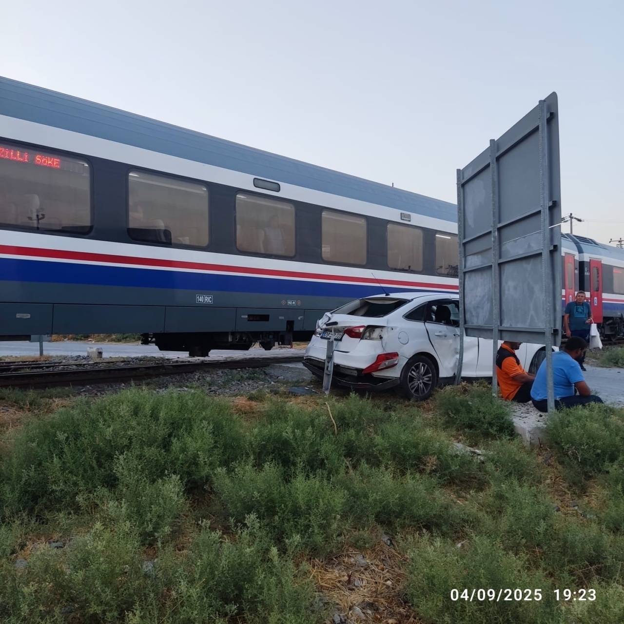 yolcu treni otomobile carpti 1 yarali 8724c6ddb11b