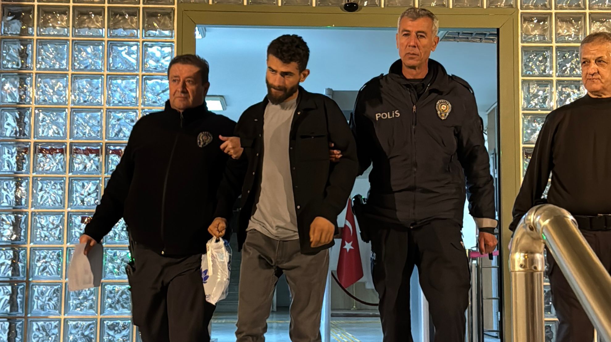 Efeler’de uyuşturucu hesaplaşması: Bıçaklı ve silahlı kavga! 2 kişi tutuklandı