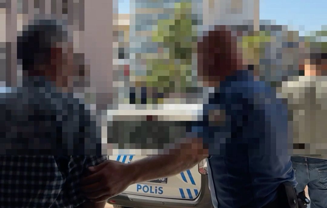 Efeler’de sürücüyü darp eden baba ve dede tutuklandı, yakınları adliye önünde olay çıkardı