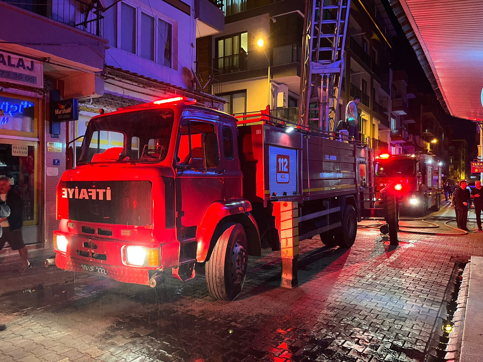 İncirliova'da bir apartmanda yangın çıktı 1 WhatsApp Image 2025 10 01 at 23.53.12 2