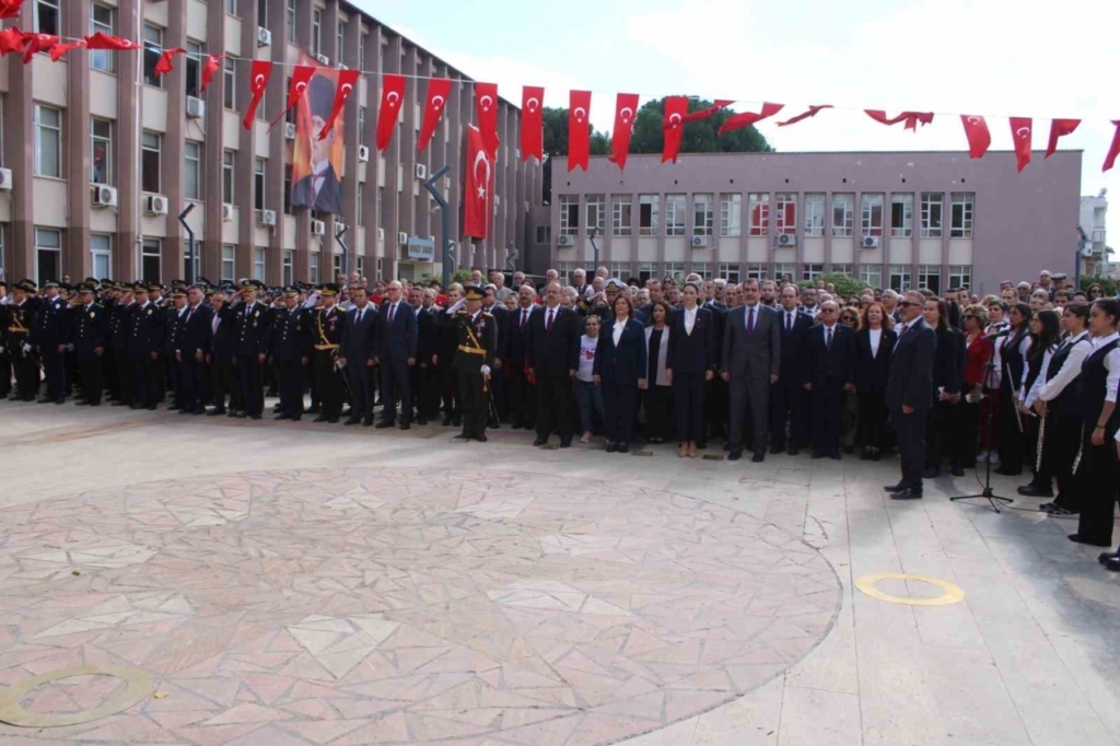 aydinda 29 ekim kutlamalari celenk sunma toreni basladi 1a9bed2b6ff8
