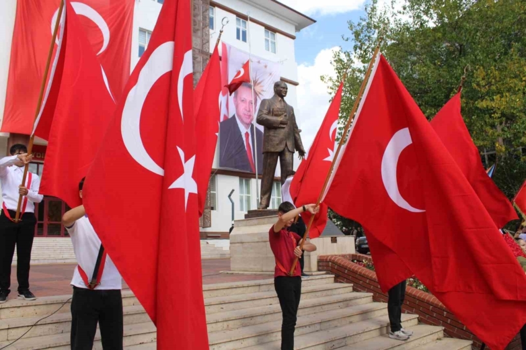 aydinda 29 ekim kutlamalari celenk sunma toreni basladi 5b51867bdced