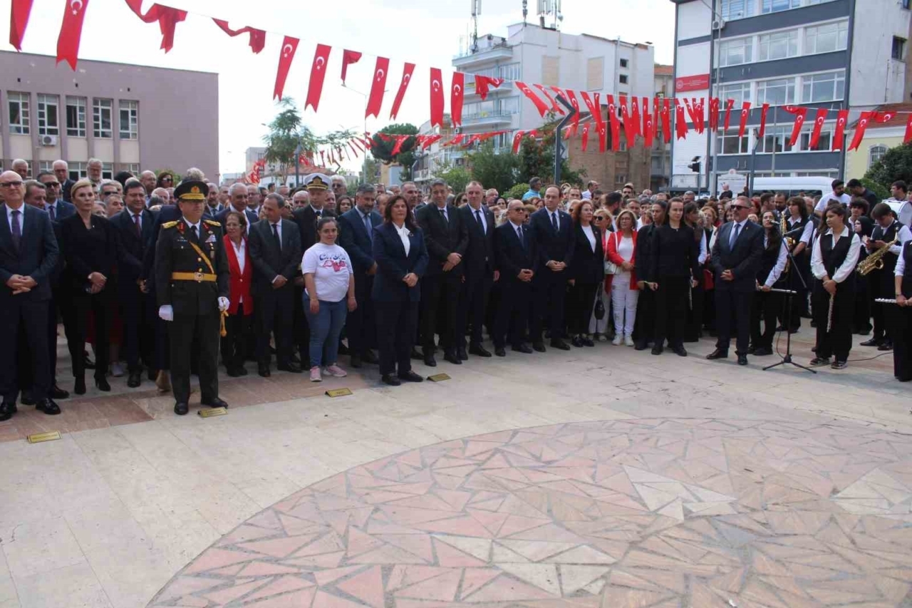 aydinda 29 ekim kutlamalari celenk sunma toreni basladi ced0791fd1ea