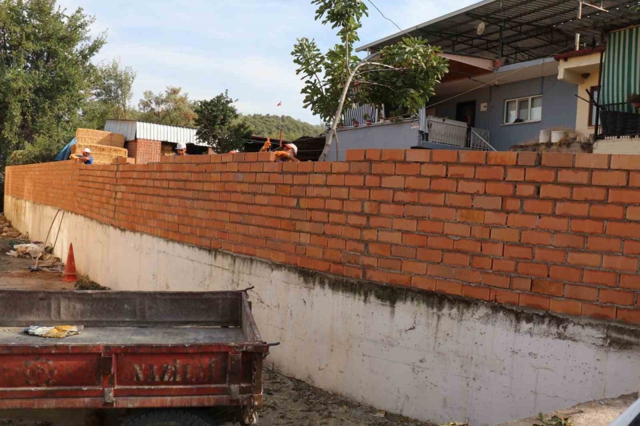 Bozdoğan Çamlıdere’de köy içi yollar ve okul çevre duvarları yenilendi 1 camliderede koy ici yollar ve okul cevre duvarlari yenilendi dfd5eca3e80b
