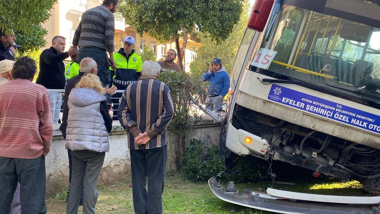 Freni tutmayan minibüs evin bahçesine daldı, facia teğet geçti