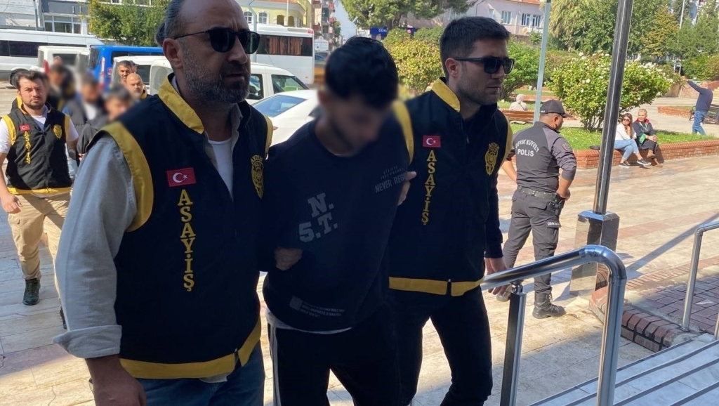 Aydınlı genç, kız arkadaşının abisi ve kuzenleri tarafından bıçaklandı 2 genc kiz arkadasinin abisi ve kuzenleri tarafindan bicaklandi cd7059b130b1