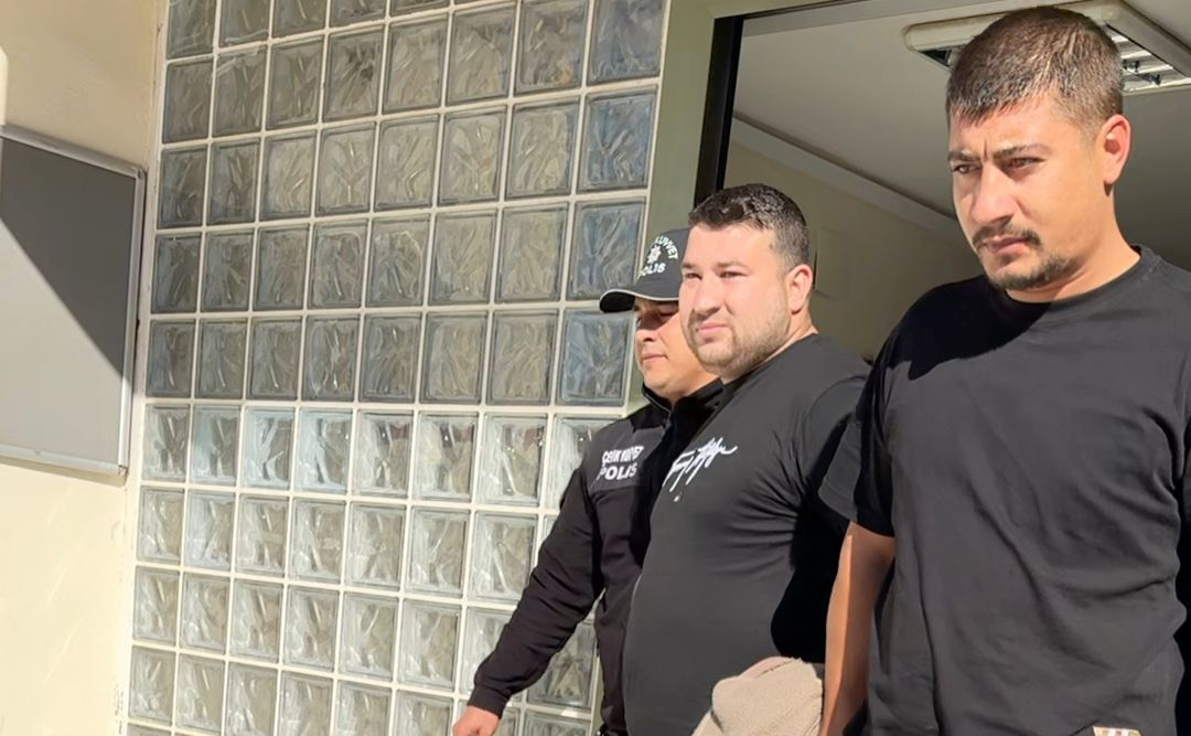 Tutuklunun yakınları karakol önünde olay çıkardı: Polis memurunun eli kırıldı
