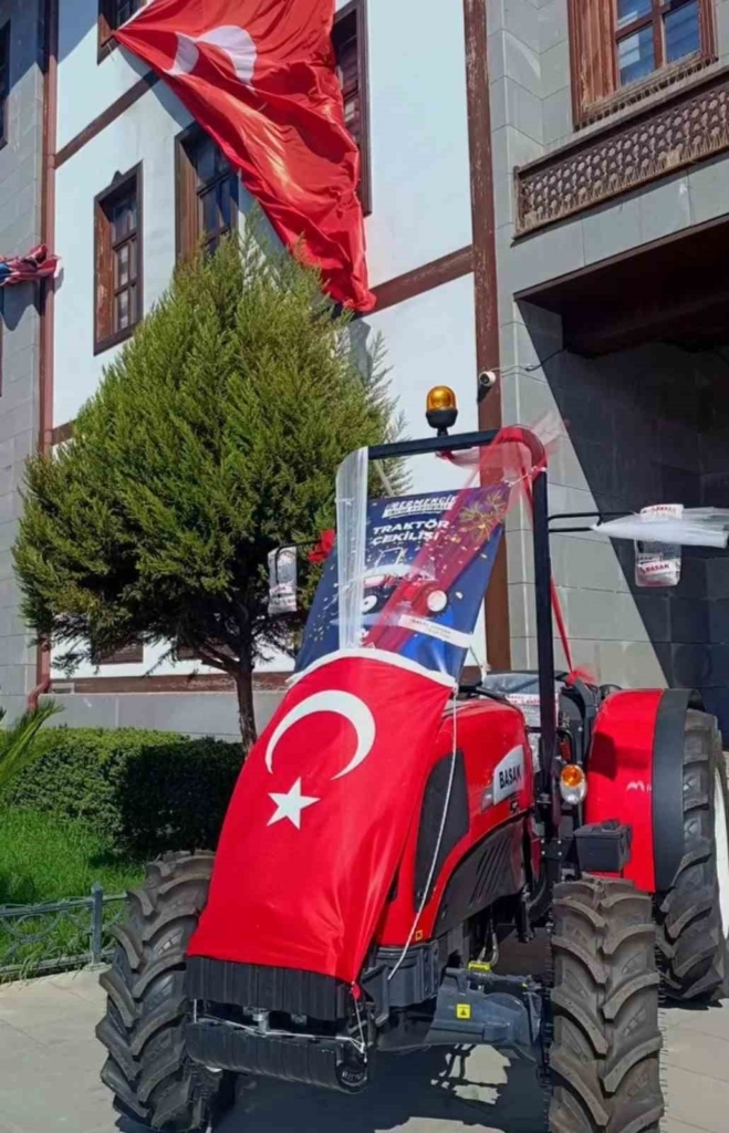 incir festivalinin traktor talihlisi anahtarini baskan zencirciden teslim aldi 1dd8746191e2