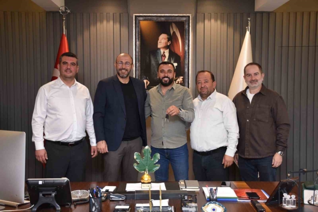 incir festivalinin traktor talihlisi anahtarini baskan zencirciden teslim aldi b2c9b146e559