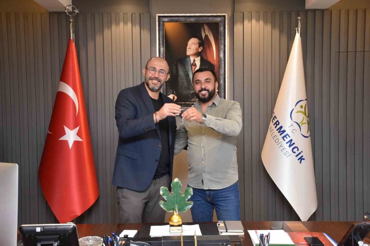 Germencik İncir festivalinin traktör talihlisi anahtarını Başkan Zencirci’den teslim aldı