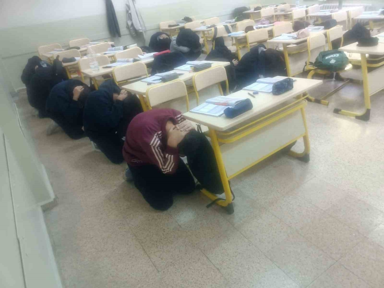 Aydın’da lise öğrencilerine deprem tahliye tatbikatı