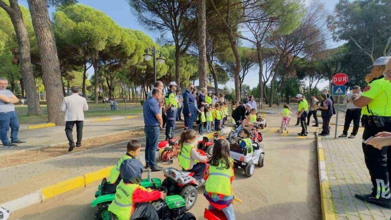 Nazilli’de 45 öğrenci trafik dedektifi oldu