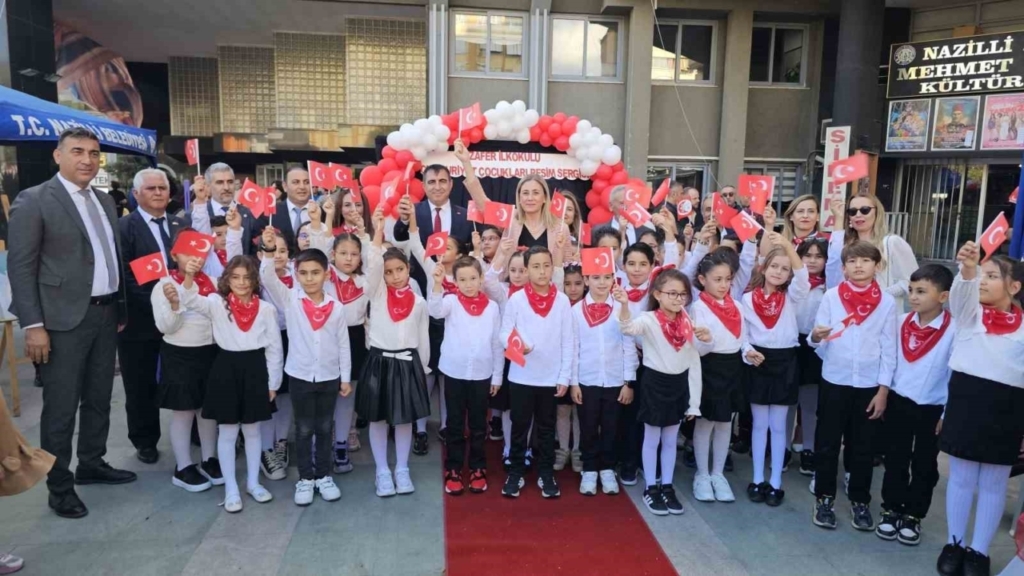 nazillide cumhuriyet cocuklari resim sergisi acildi b6612da808e8