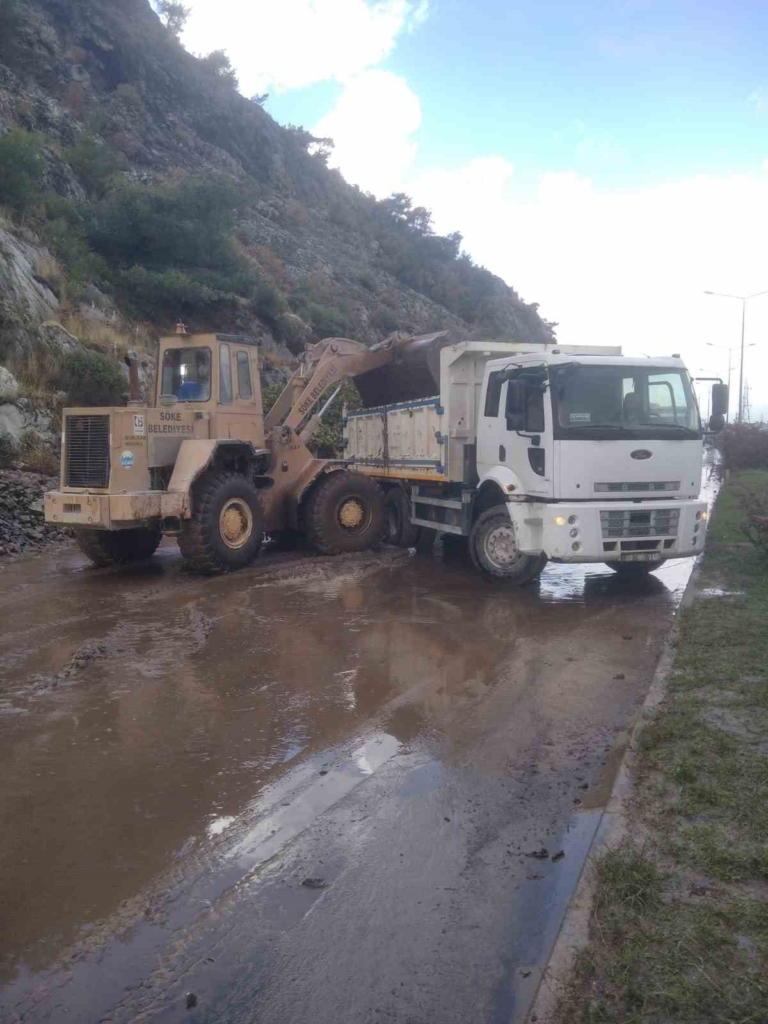 sokede toprak kaymasi karayolu trafige kapandi 04396529bb3d