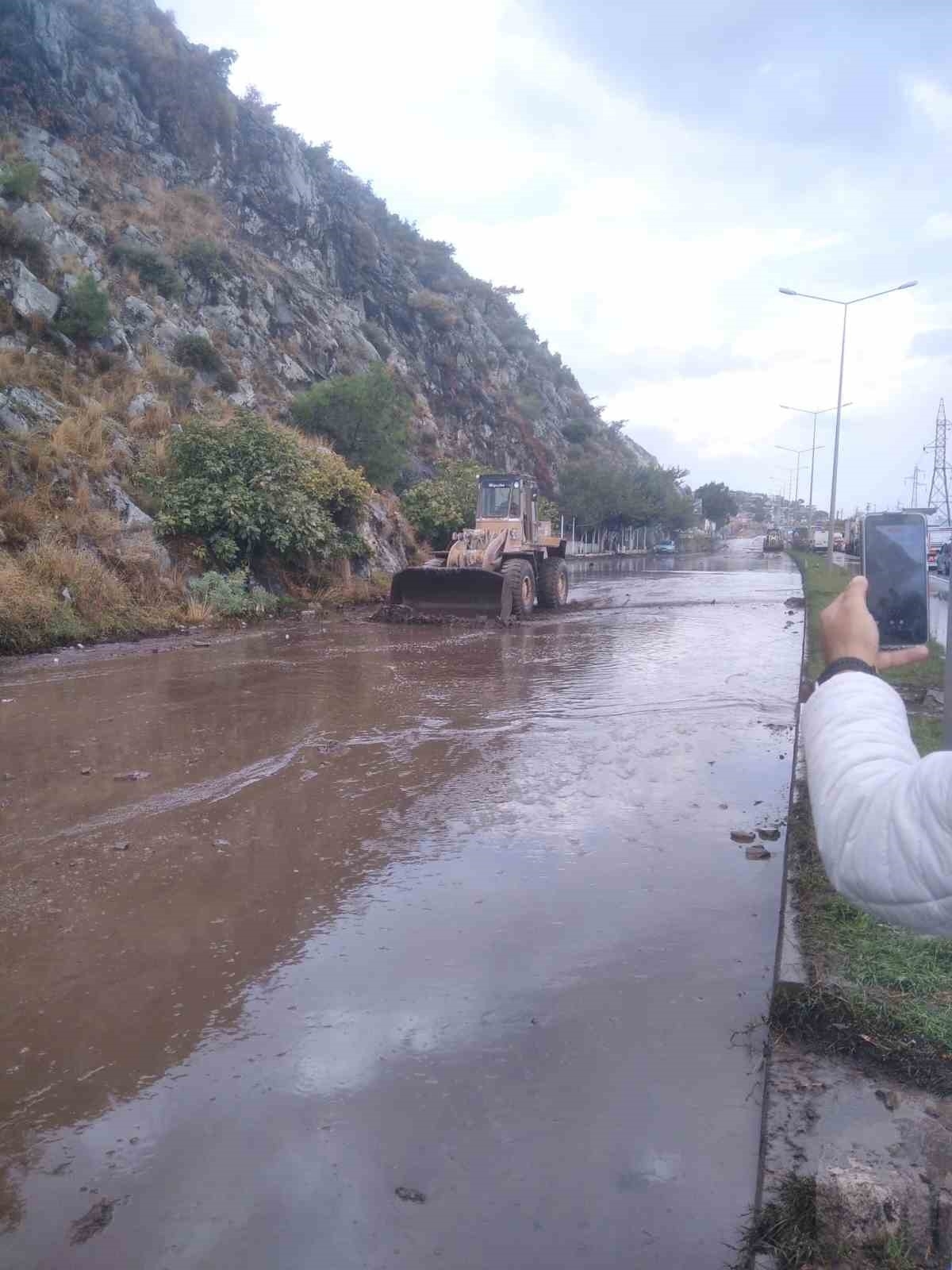 sokede toprak kaymasi karayolu trafige kapandi c9f7ab2d7bea