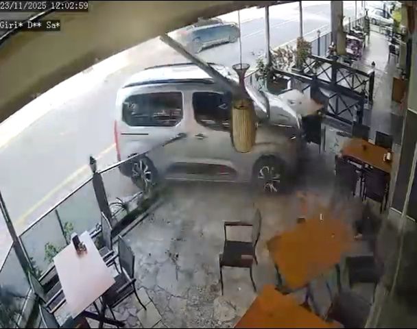 Aydın’da 15 yaşındaki sürücü otomobille restorana girdi: 1 yaralı
