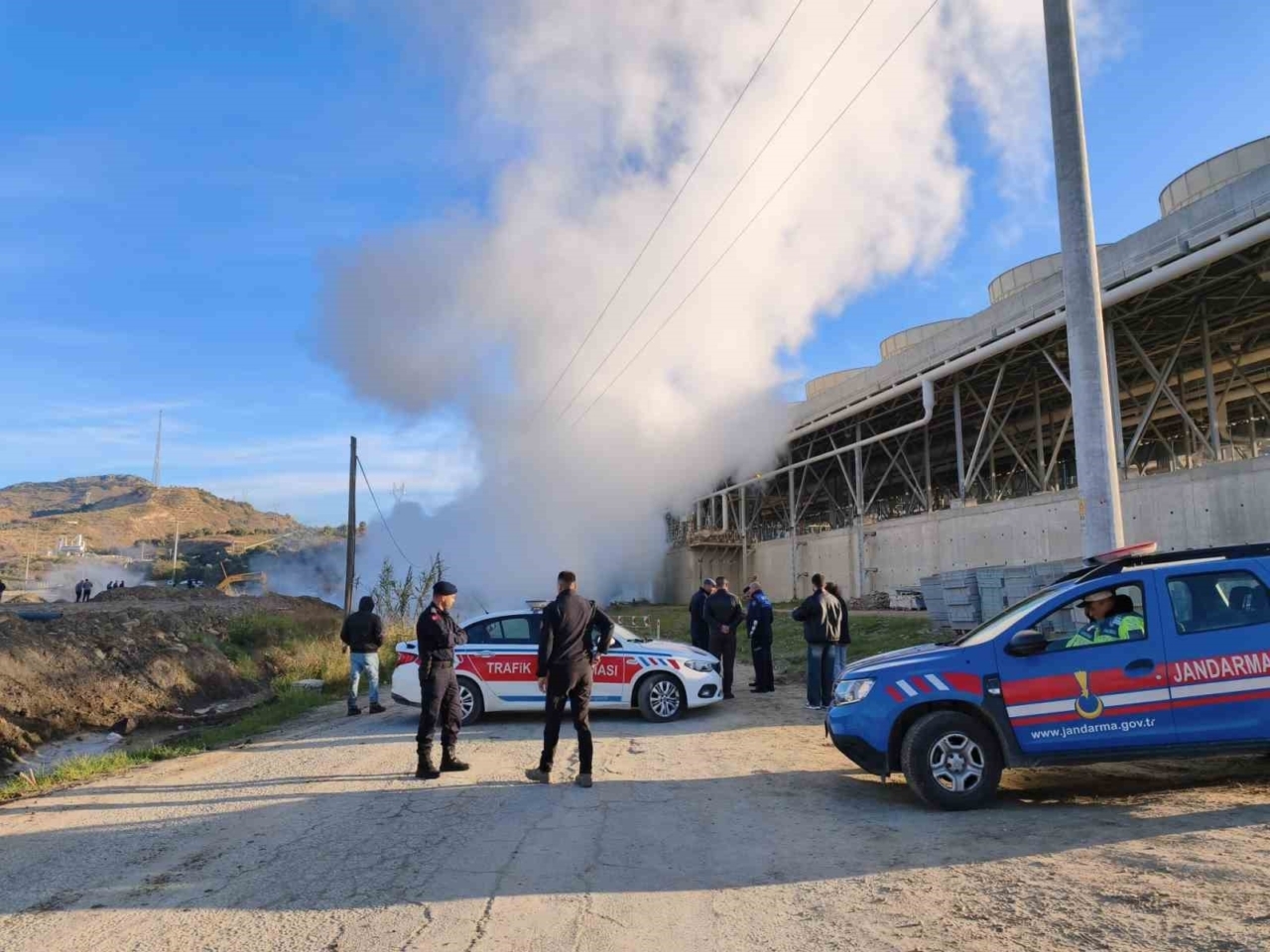 Aydın’da jeotermal akışkan iletim hattında patladı: 170 derecelik su çevreye yayıldı