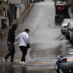 Aydın’da on beş dakika yağdı, yollar göle döndü