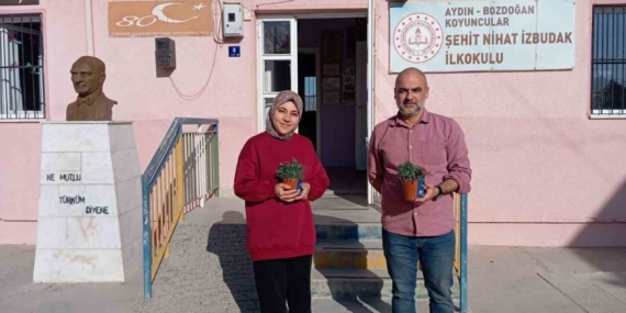 Bozdoğan Belediyesi’nden öğretmenlere karanfil çiçeği