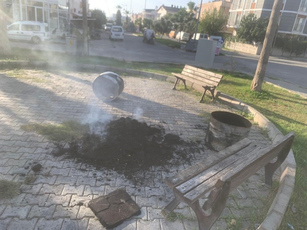 cocuklarin oyun alani tahrip edildi zemin kaplamalari atese verildi a5d2e5979c5a