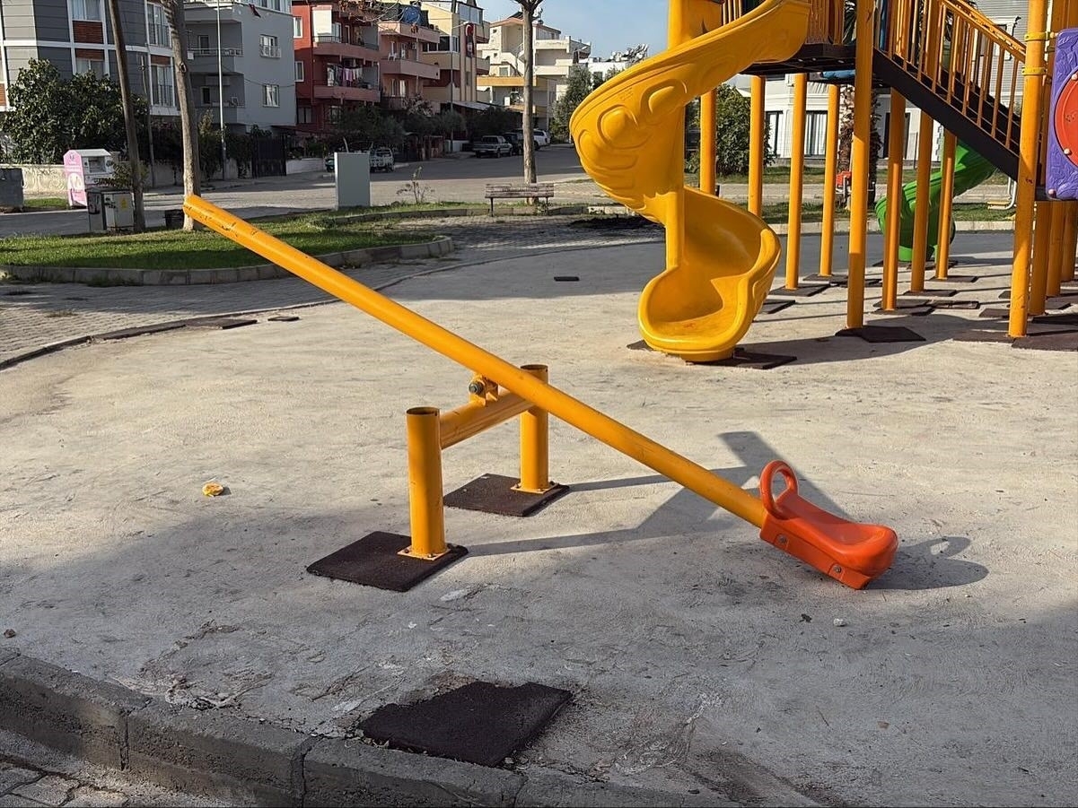 Didim'de çocukların oyun alanı tahrip edildi 1 cocuklarin oyun alani tahrip edildi zemin kaplamalari atese verildi b80e75c67f18
