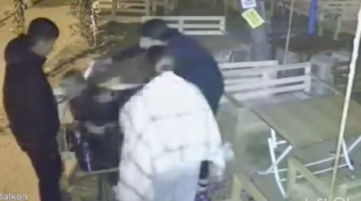 Efeler’de Korkutan “Şaka”: Genç Adam, Kız Arkadaşının Kafasına Silah Dayadı