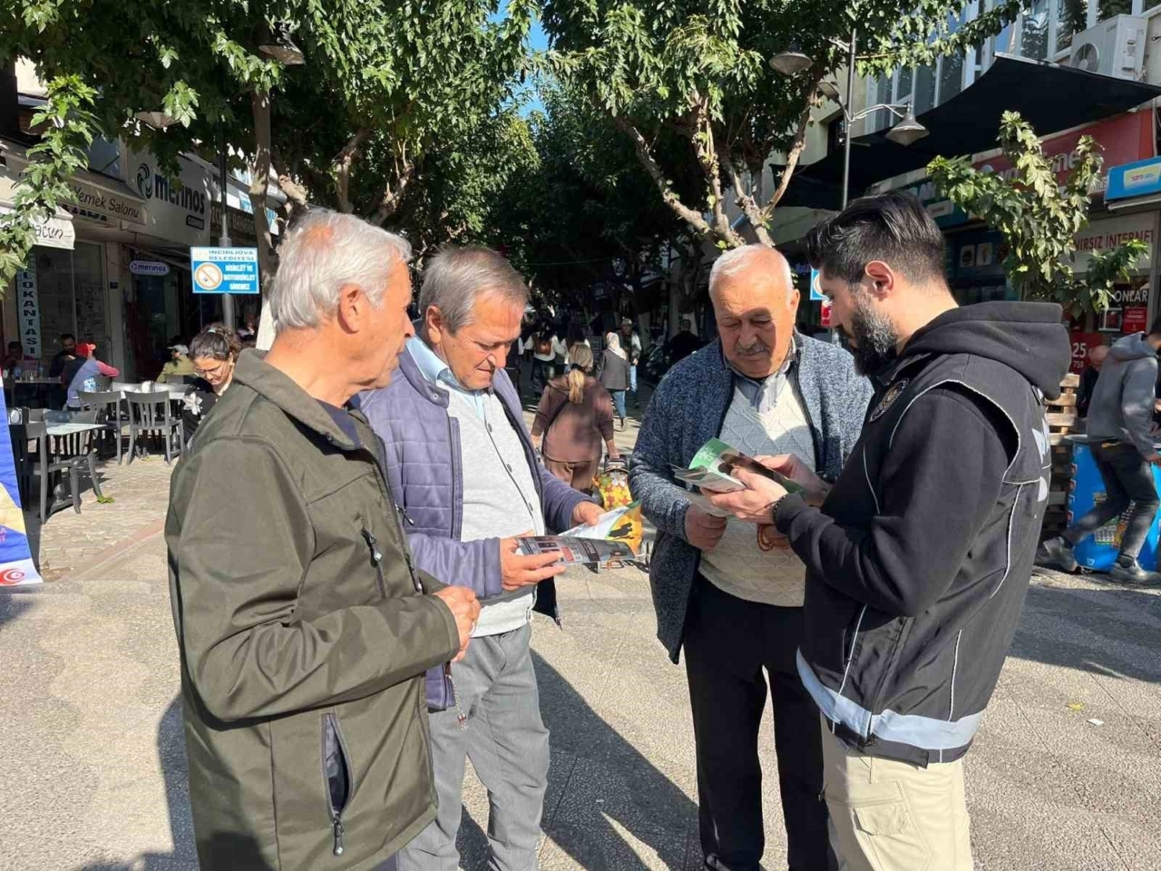 İncirliova’da polis ekipleri vatandaşları yasadışı maddeye karşı bilgilendirdi