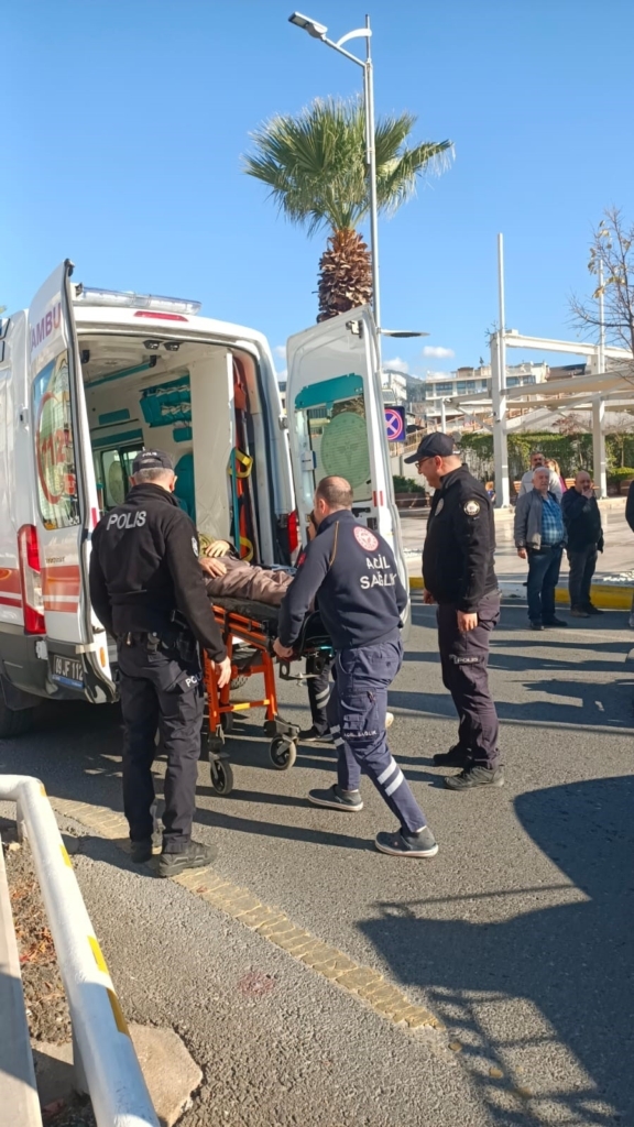 Efeler'de trafik kazası sonucu şoka giren yaşlı adam hastaneye kaldırıldı 3 kaza yapip soka giren yasli adam hastaneye kaldirildi 8687ea9bbac5