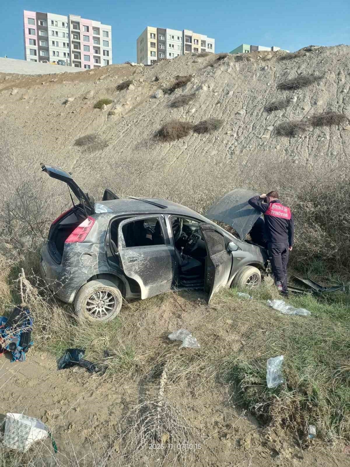 Kontrolden çıkan otomobil, yol kenarına savruldu: 3 yaralı