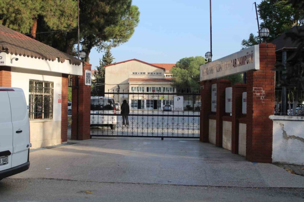 okul onundeki tartisma kanli bitti 2 ogrenci bicakla yaralandi 27d55cd17cdb