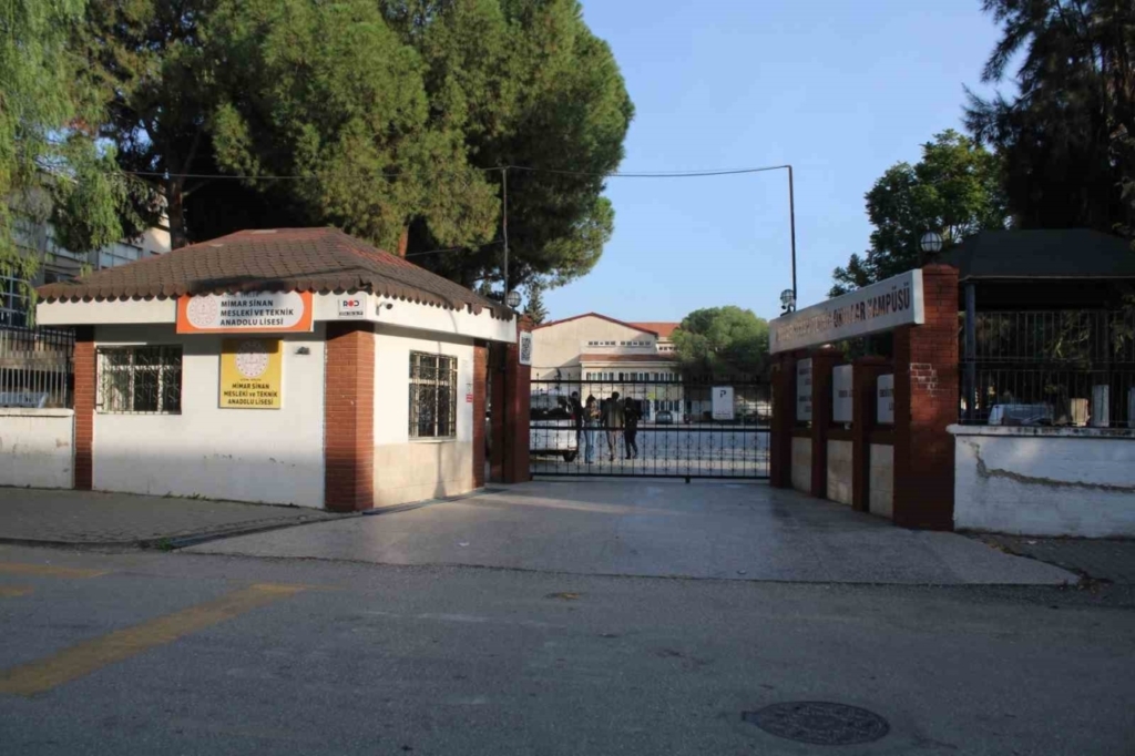 okul onundeki tartisma kanli bitti 2 ogrenci bicakla yaralandi a933cff434d7