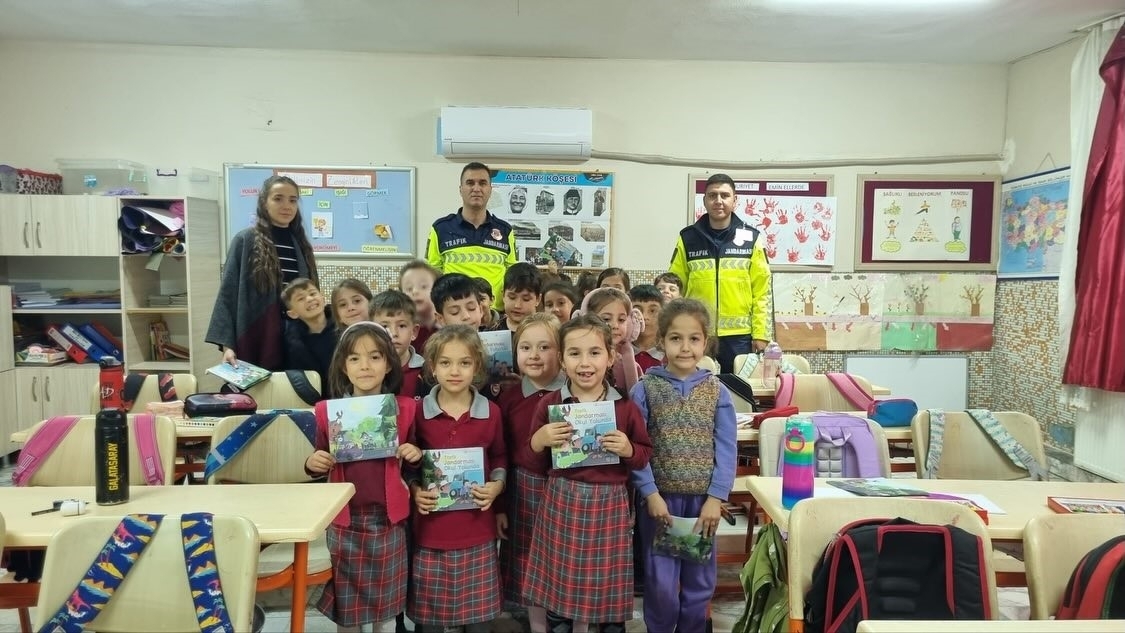 Sultanhisar’da Salavatlı İlkokulu öğrencilerine jandarmadan trafik eğitimi