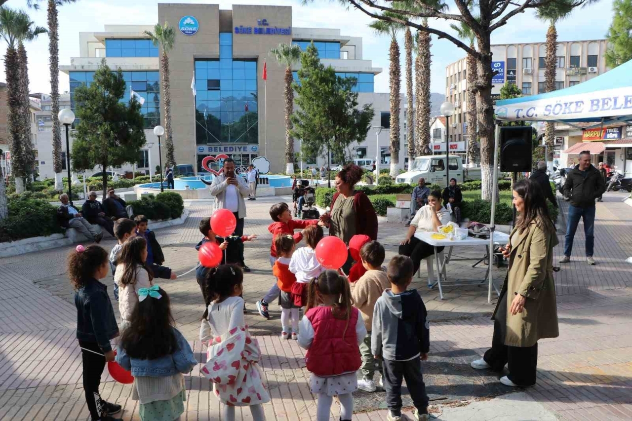 sokede belediye meydani renkli goruntulere sahne oldu 09a023ec767e