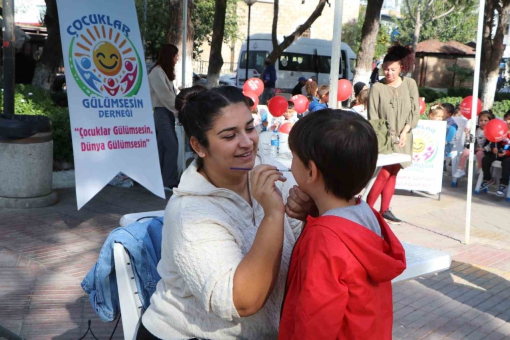 Söke’de Belediye Meydanı renkli görüntülere sahne oldu 2 sokede belediye meydani renkli goruntulere sahne oldu 344c9cb02a38