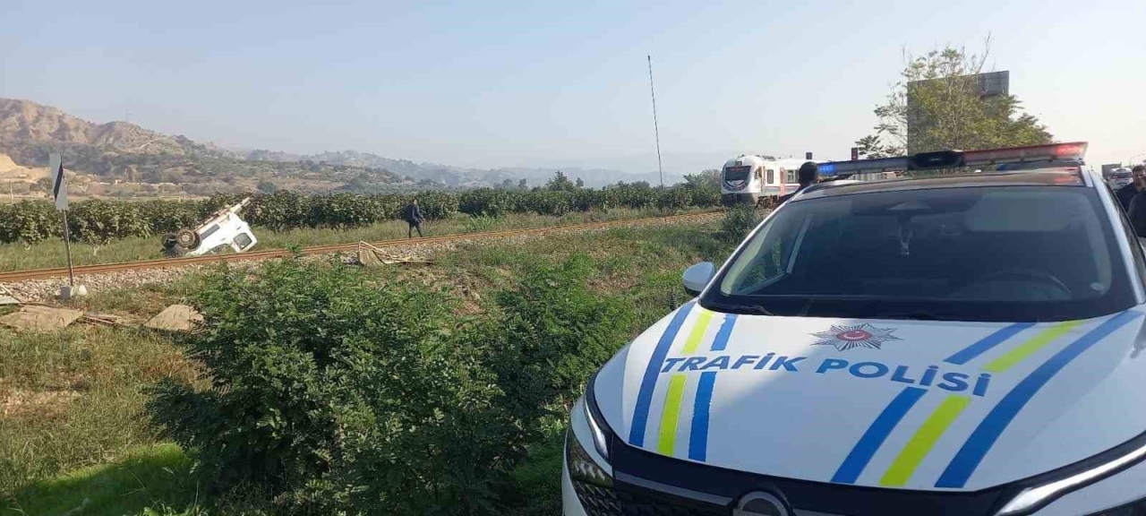 Aydın’da trenin çarptığı kamyonet ikiye bölündü: 1 yaralı