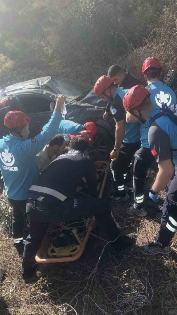Uçuruma devrilen otomobilin kadın sürücüsü halat yardımıyla kurtarıldı 5 ucuruma devrilen otomobilin kadin surucusu halat yardimiyla kurtarildi 3ed3010fe93e