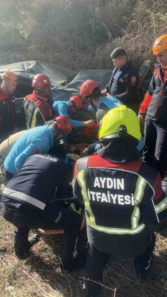 Uçuruma devrilen otomobilin kadın sürücüsü halat yardımıyla kurtarıldı 4 ucuruma devrilen otomobilin kadin surucusu halat yardimiyla kurtarildi 3f394d765344
