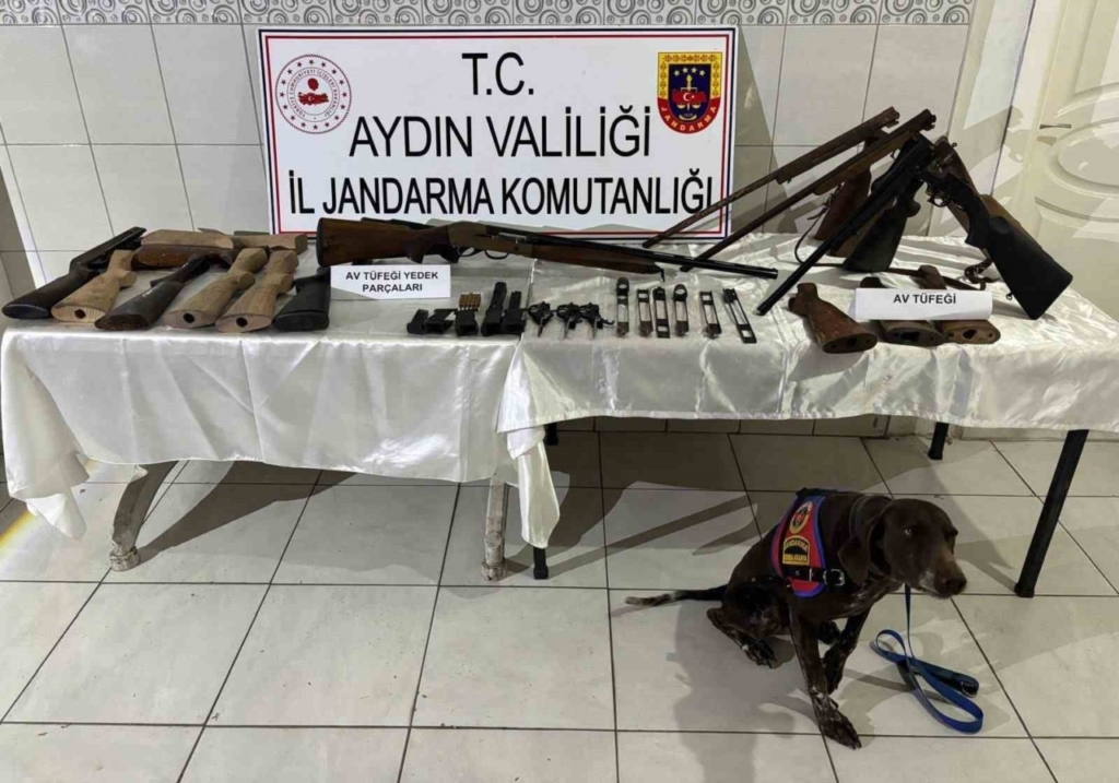 Yaptığı silahlara müşteri ararken yakalandı 2 yaptigi silahlara musteri ararken yakalandi 59d2f774b004