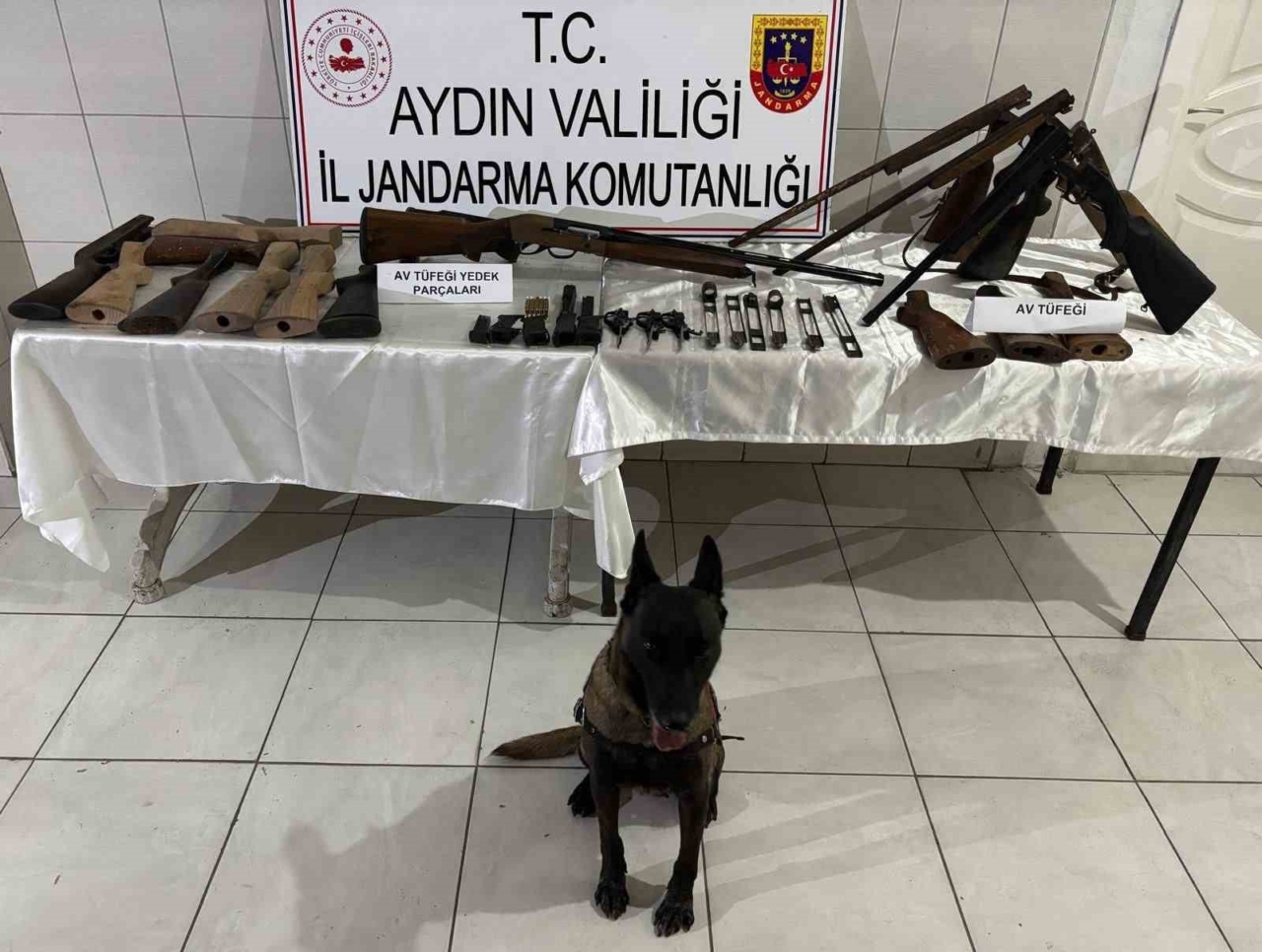 Yaptığı silahlara müşteri ararken yakalandı
