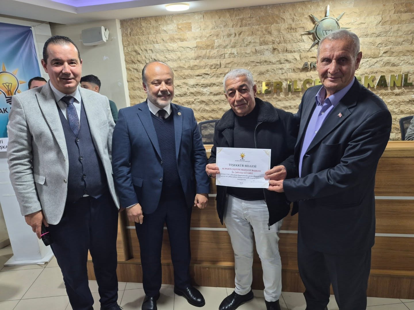 AK Parti Efeler’de üye kaydında başarılı mahalle başkanlarına teşekkür belgesi