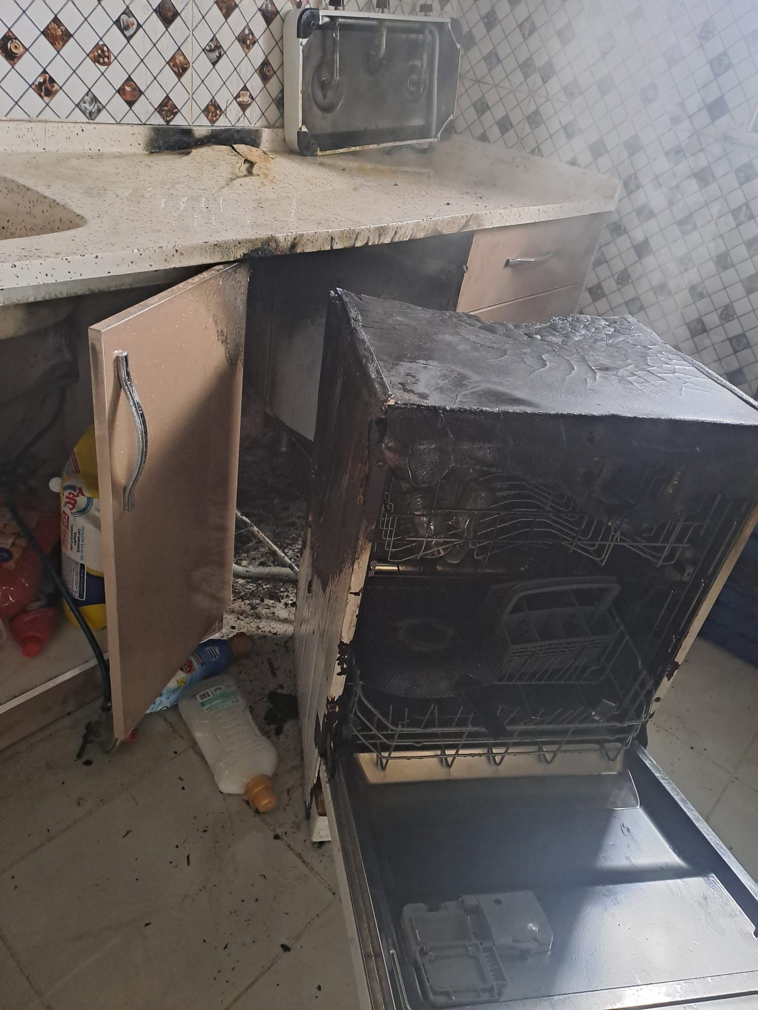 İncirliova’da bulaşık makinesinden çıkan yangın mutfağı sardı 7 İncirliova’da bulaşık makinesinden çıkan yangın mutfağı sardı