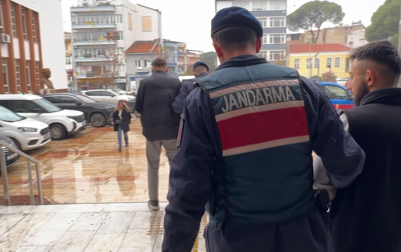 Oto hırsızlığından tutuklandılar 4 Oto hırsızlığından tutuklandılar