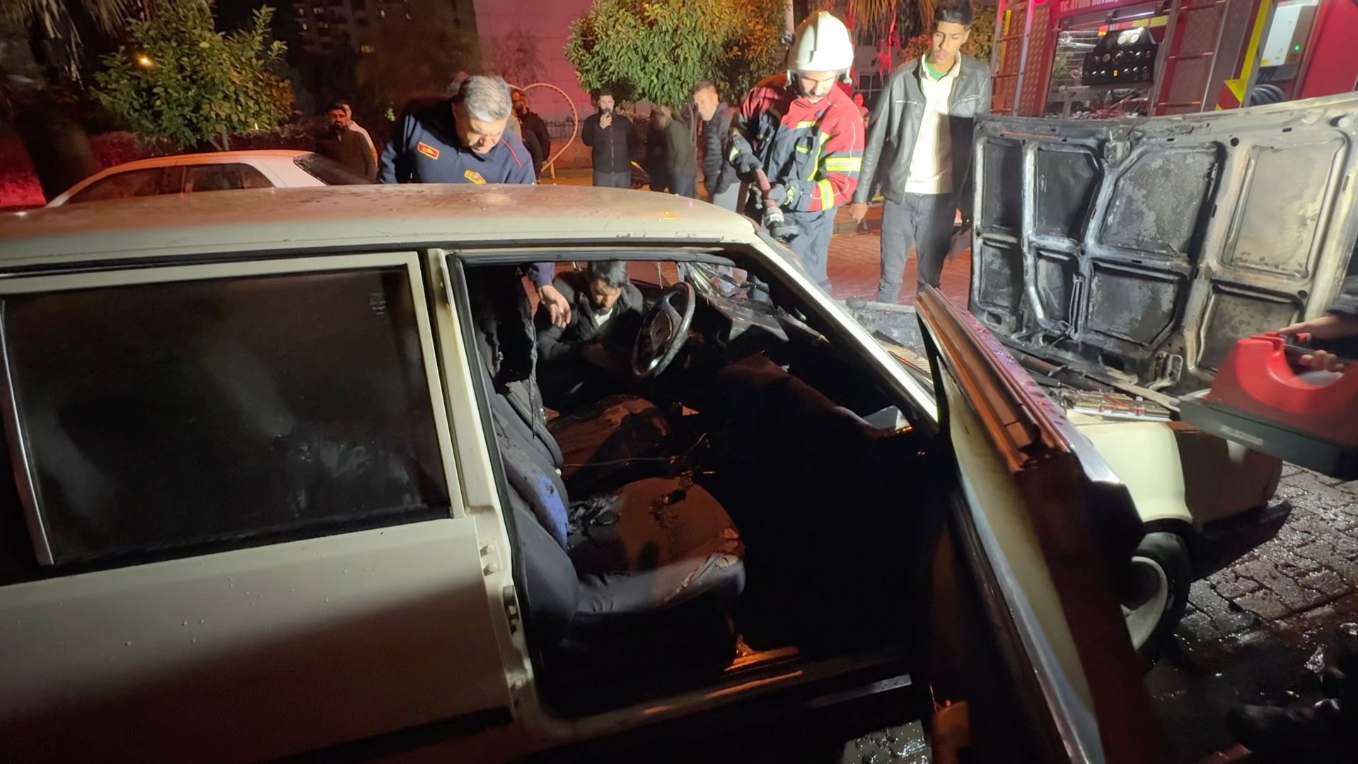 Alev alan otomobilden kıl payı kurtuldu
