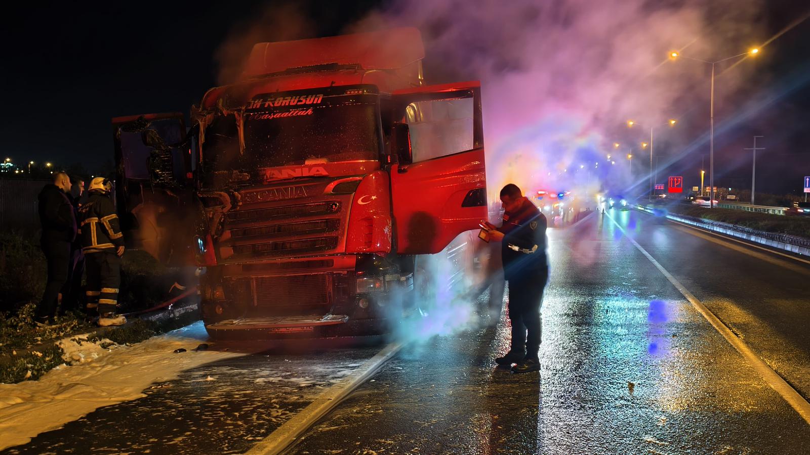 Nazilli’de seyir halindeki tır yandı