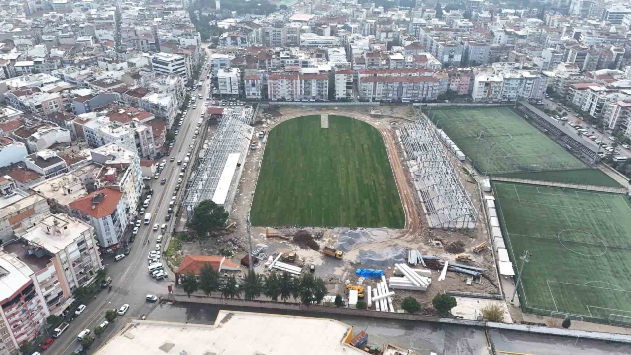 Adnan Menderes Stadyumu’nda çim serildi