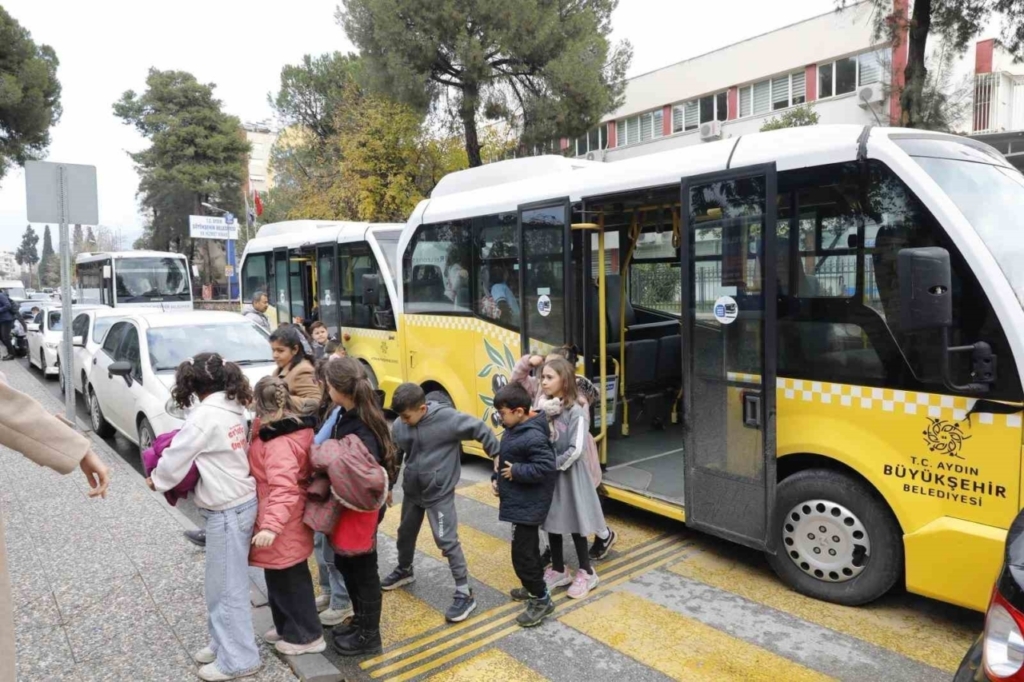Miniklerin Tiyatro Keyfi: Aydın’da "Müzisyenler Çetesi" Sahne Aldı 2 aydin buyuksehir belediyesi minik ogrencileri tiyatro ile bulusturdu 7278bb42fc0e