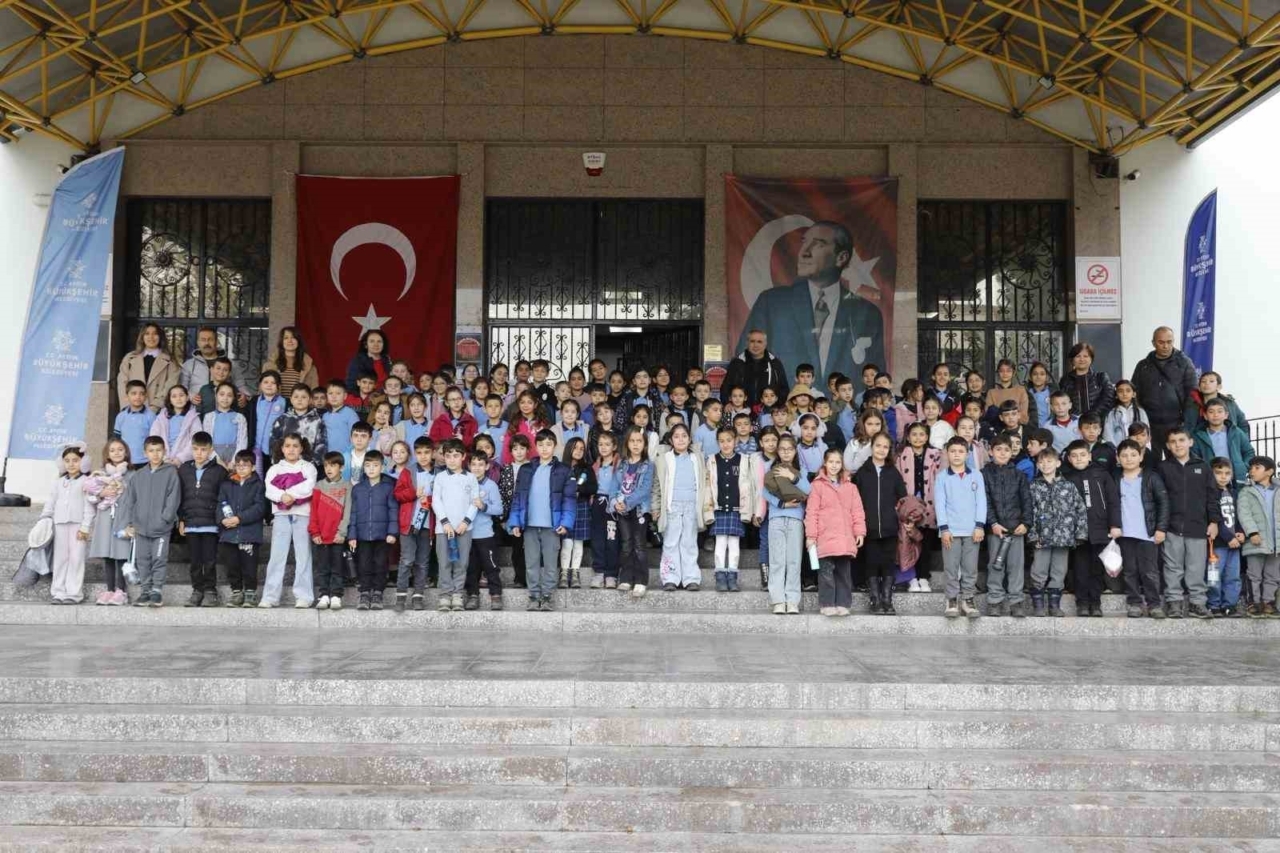 Miniklerin Tiyatro Keyfi: Aydın’da “Müzisyenler Çetesi” Sahne Aldı