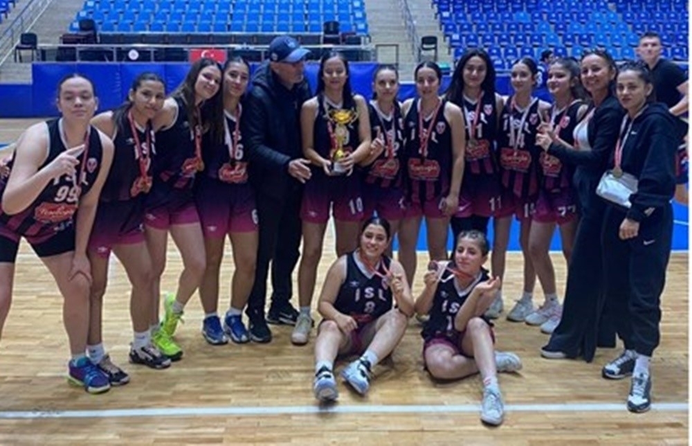 Aydın’da Basketbolun En İyileri Belli Oldu: Şampiyonlar Kupalarını Kaldırdı!