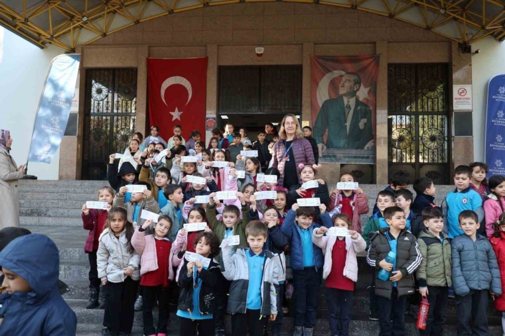 baskan cercioglu cocuklari tiyatro ile bulusturdu 39a41ad51546