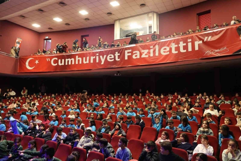 baskan cercioglu cocuklari tiyatro ile bulusturdu 604884829cec